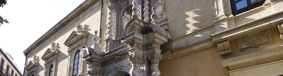 Arco de entrada a la Facultad de Derecho, su fachada exterior se encuentra reformada y cuenta con una imagen religiosa en la parte superior