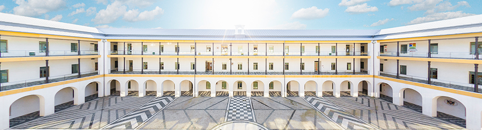 Imagen panorámica desde la parte más larga del patio interior del edificio de la Facultad de Educación, Economía y Humanidades de Ceuta